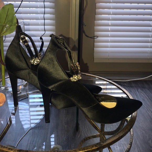 Marc Fisher Black satin pump with diamonds! - Picture 2 of 6